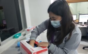 Macarena, trabajadora del programa ConFuturo de Fundación ConTrabajo, realiza sus labores en el área de imagenología de la Clínica San Joaquín de la Red Salud UC Christus.
